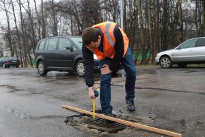 И.о. мэра Борисоглебска поручил отделу администрации обмерять выбоины на дороге