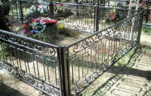 С кладбища в Поворино похитили и сдали в металлолом чугунные ограды