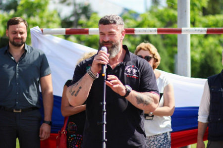 Актер и спортсмен Сергей Бадюк открыл спортивную площадку в Борисоглебске