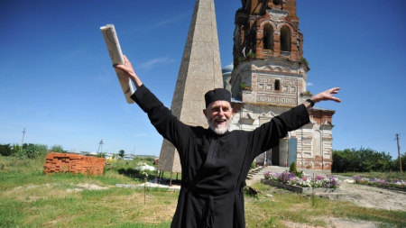 Священник из Бельгии приехал на реставрацию церкви в Средний Карачан