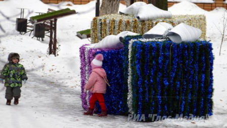 В сквере Борисоглебска появились гигантские коробки «с подарками»