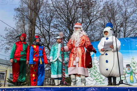 На центральной площади Борисоглебска «снеговики» и «скоморохи» провели игру-квест
