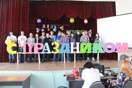 В Борисоглебске активисты центра «САМ» поздравили студентов с праздником