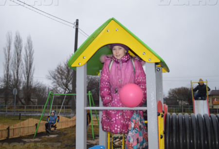 В селе Терновка открыли детскую площадку