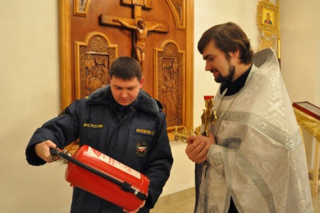 Накануне Пасхи сотрудники госпожнадзора проверяют храмы и церкви Воронежской области