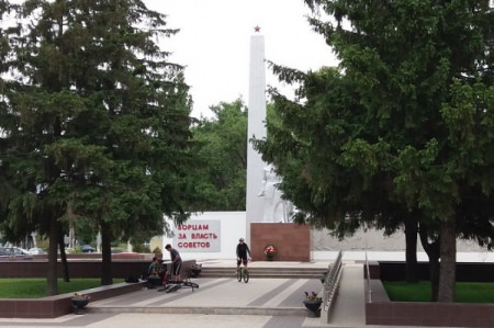 В Борисоглебске велосипедистам запретят использовать мемориал в качестве трамплина для прыжков