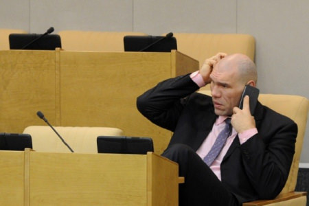 Падение рейтинга «Единой России» попытаются остановить урезанием депутатских пенсий