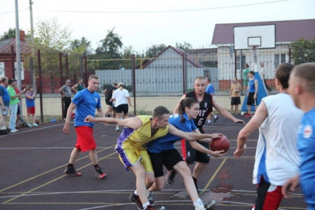 В Борисоглебске команды предприятий сразились в уличный баскетбол