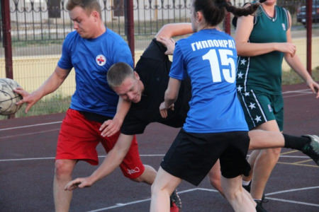 В Борисоглебске команды предприятий сразились в уличный баскетбол