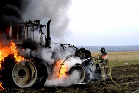 В Новохопёрском районе пожар уничтожил трактор