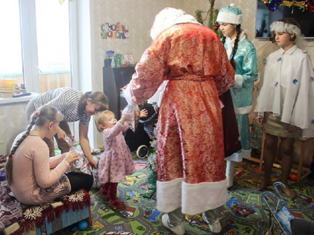 «Добрый Дедушка Мороз» пришел к 30 борисоглебским детям с ограниченными возможностями здоровья