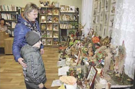 На выставке в Терновской районной библиотеке представили более 100 детских работ