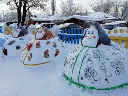 Борисоглебцы слепили из снега волшебные замки, сказочных героев и спортивные объекты
