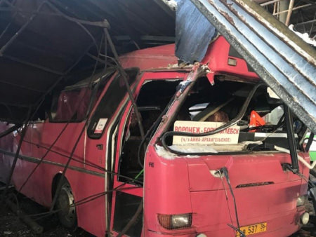 Рухнувшая крыша в МУП «Борисоглебскавтотранс» раздавила 4 автобуса