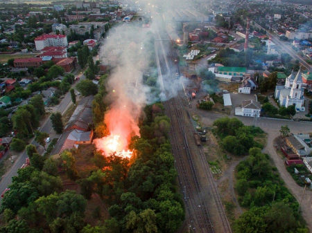Сильный пожар сфотографировали в Борисоглебске с высоты птичьего полета