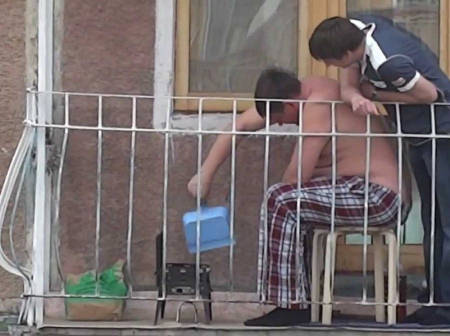 Россиянам запретили курить и жарить шашлык на балконах