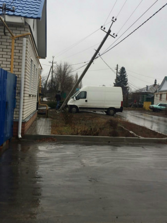 В Борисоглебске микроавтобус срезал бетонную опору линии электропередачи
