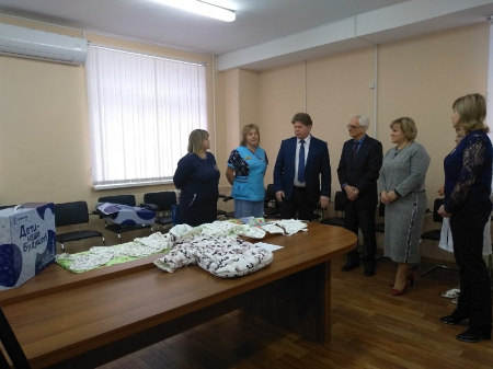 В Борисоглебский акушерский центр передали первые подарки для новорожденных 2020 года