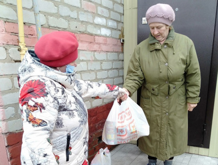 В Терновском районе пенсионерам на самоизоляции раздают продуктовые наборы