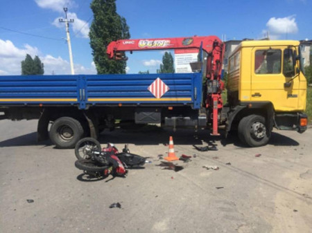 В Новохоперске водитель мопеда погиб столкнувшись с грузовиком