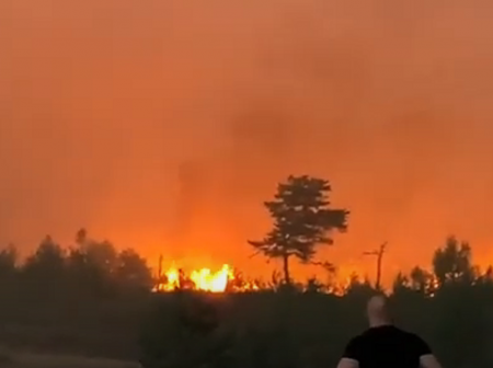 Грандиозный пожар, из-за которого эвакуировали 26 человек, попал на видео в Воронежской области