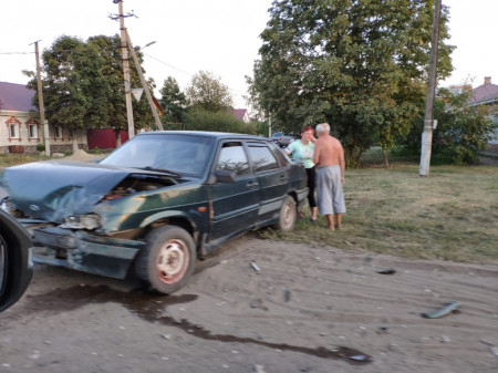 В Борисоглебске на фото запечатлели последствия столкновения двух автомобилей и мотоцикла
