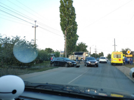 В Борисоглебске на фото запечатлели последствия столкновения двух автомобилей и мотоцикла