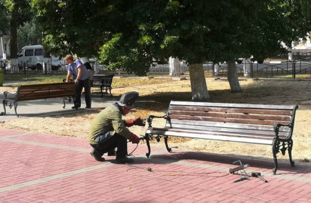 Заранее сломанные скамейки установили в центре Борисоглебска