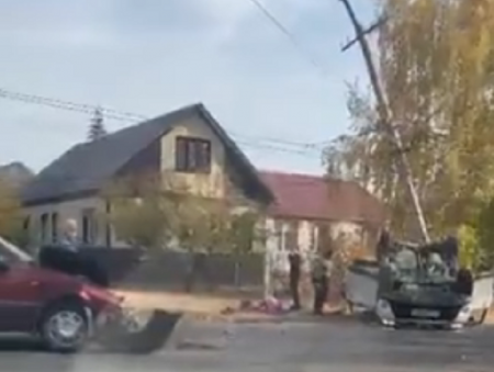 Последствия ДТП с переворачиванием и сносом опоры ЛЭП сняли на фото в Борисоглебске