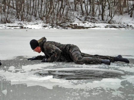 Любителям зимней рыбалки спасатели вынесли предостережение в Воронежской области