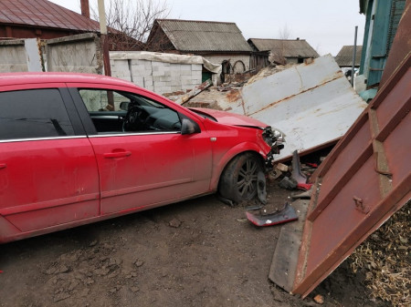 В Борисоглебске автомобиль протаранил ворота частного дома