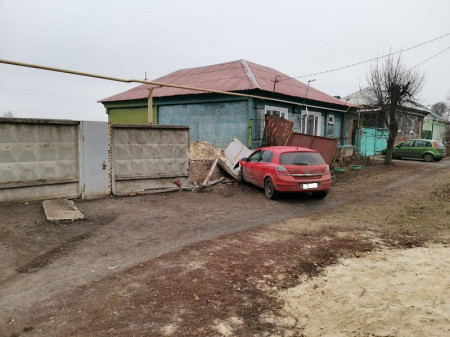 В Борисоглебске автомобиль протаранил ворота частного дома