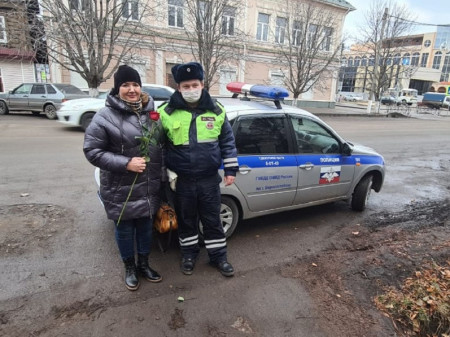 В Борисоглебске сотрудники ГИБДД поздравили женщин с Днем матери
