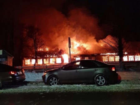 Бывшая школа сгорела минувшей ночью в центре поселка Грибановский