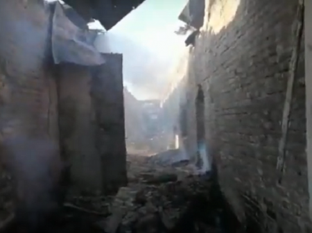 Уничтоженную огнем бывшую школу в поселке Грибановский сняли на видео
