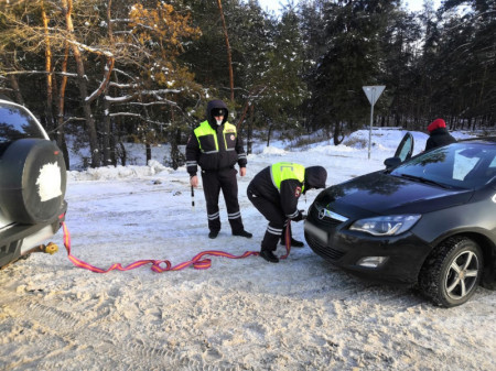 В Борисоглебске сотрудники ГИБДД пришли на помощь замерзающей автомобилистке