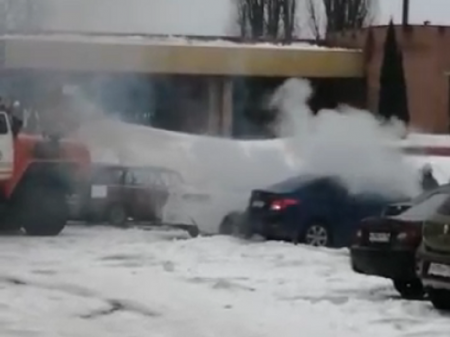 Тушение горящего «Соляриса» попало на видео в Борисоглебске