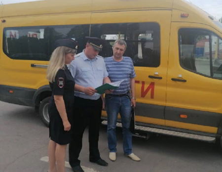 Сотрудники ГИБДД проверили безопасность школьных автобусов в Борисоглебске