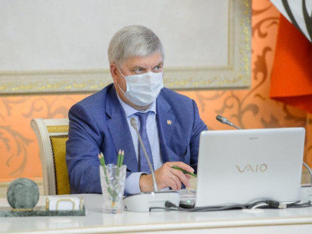 Губернатор Александр Гусев прокомментировал введение обязательной вакцинации среди соцработников