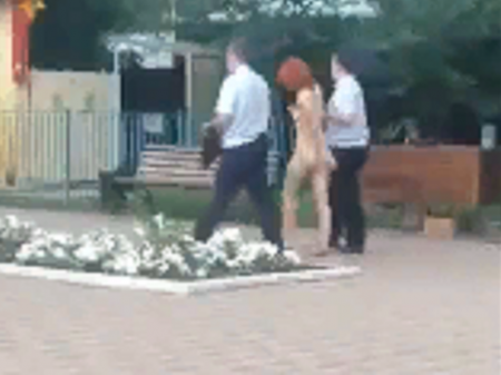 Прогулки обнаженной девушки по городскому парку сняли на видео в Борисоглебске