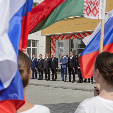 Под флагами России и Беларуси в Воронежской области открыли новую школу