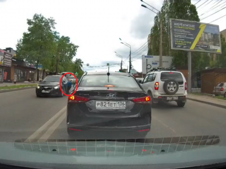 Видео: черный Chevrolet сбил ребенка, перебегающего дорогу в Воронеже