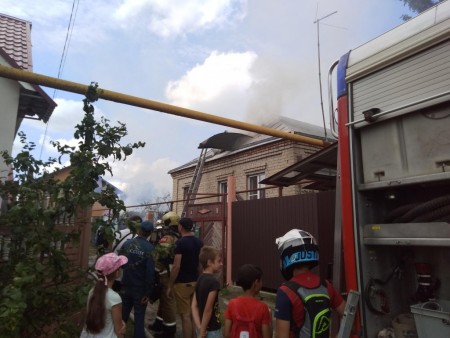 Более 20 человек тушили загоревшийся участок в частном секторе Воронежа