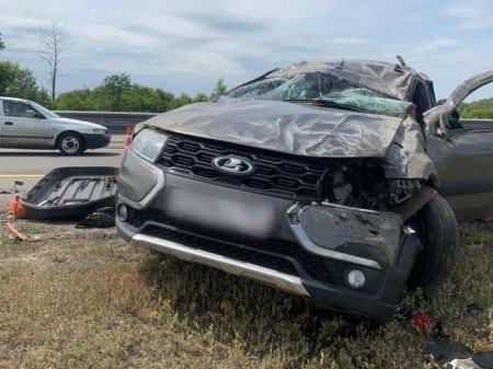 Largus случайным ударом сбросил Toyota RAV4 в кювет на воронежской трассе