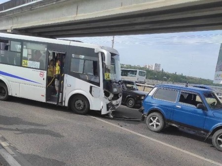 Набитая пассажирами маршрутка столкнулась с двумя автомобилями на Северном мосту Воронежа