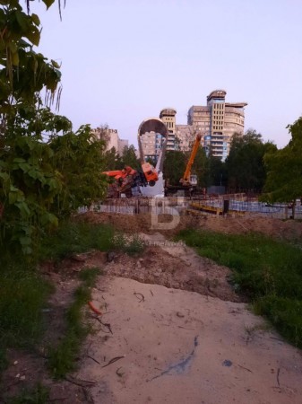 Строительный кран рухнул в сквере у ТЦ «Арена» в Воронеже