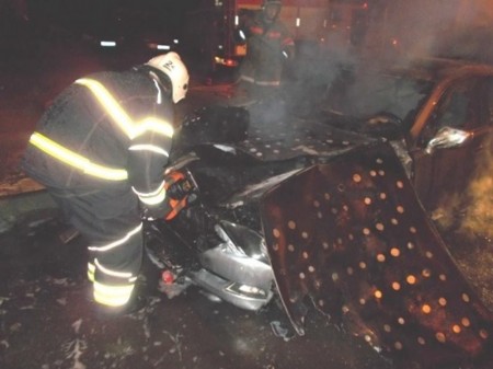 Иномарка Nissan загорелась ночью на трассе в Воронежской области
