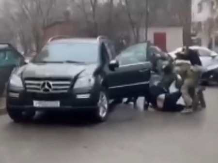 Опубликовано видео задержания владельца подпольного казино прямо в его Mercedes в Воронеже
