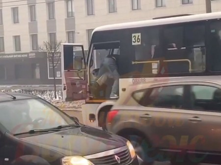 Лютое избиение маршрутчика среди белого дня попало на видео в Воронеже