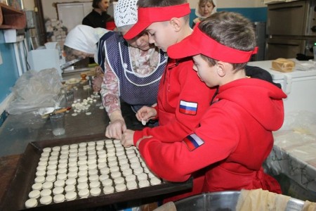 Маленьких борисоглебцев обучают пекарскому делу